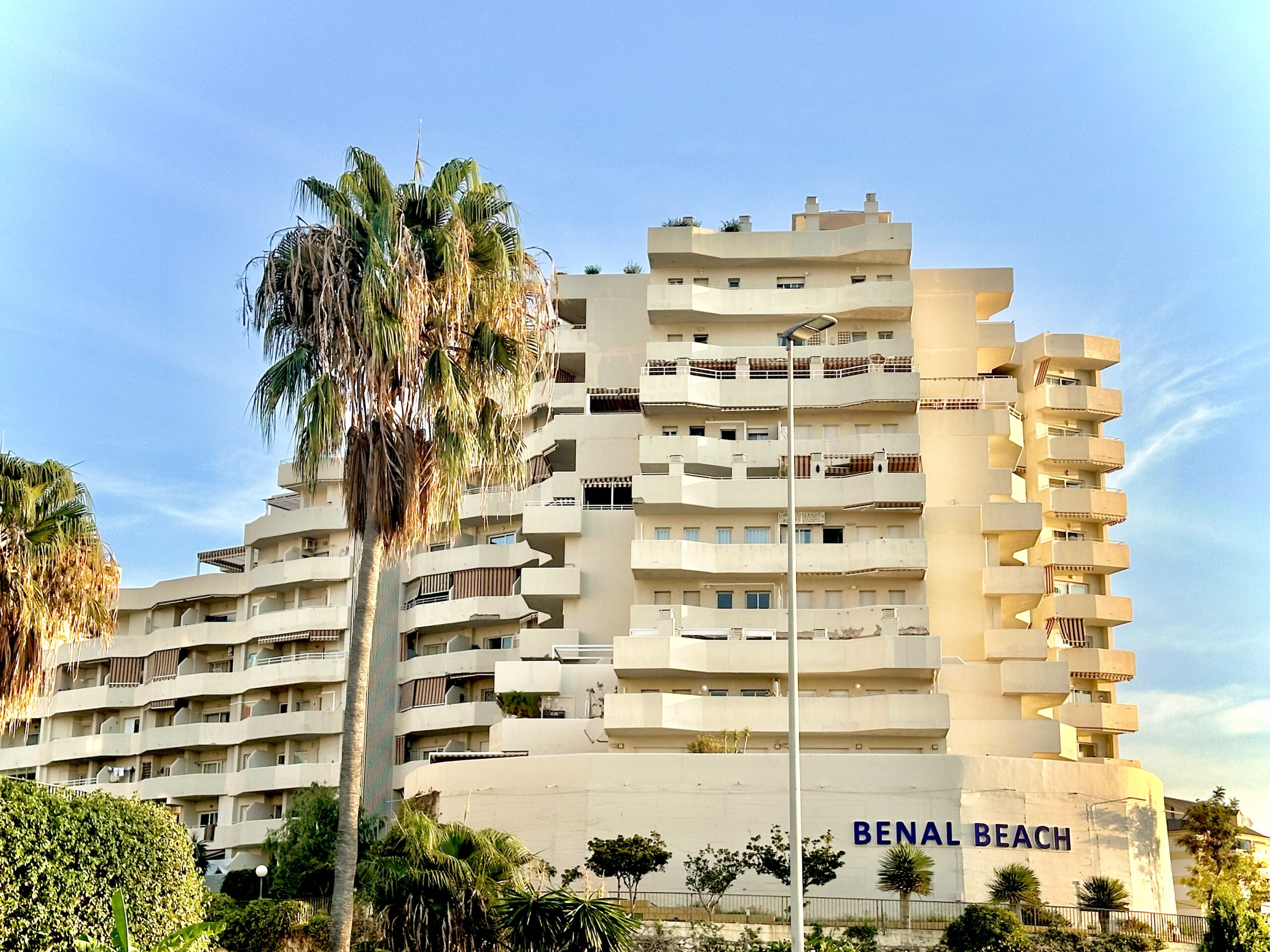 Benal Beach Hub edificio frente a la playa