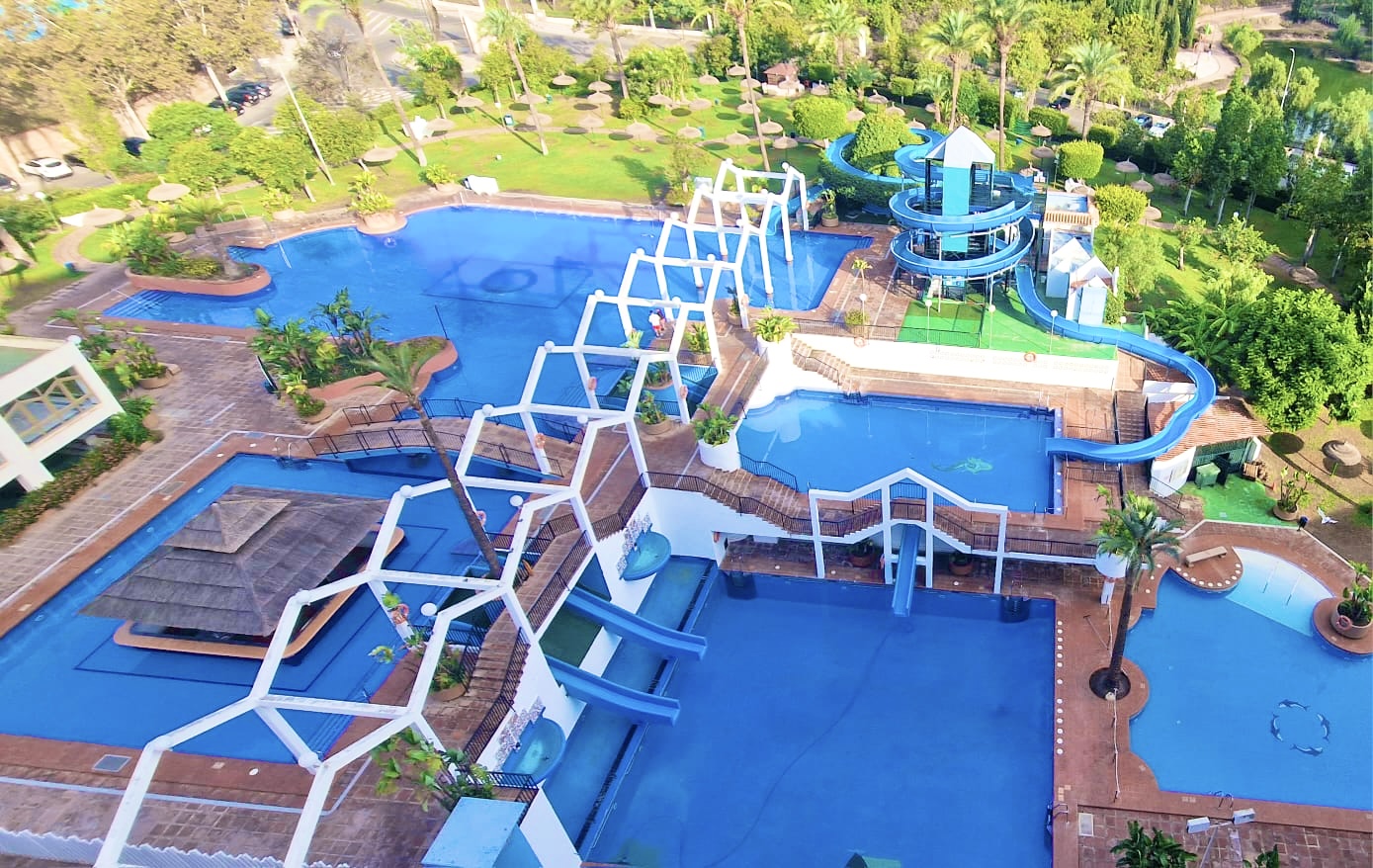 Cinco piscinas con toboganes y un bar dentro del agua