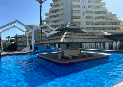 Piscina con bar hawaiano Benal Beach Hub