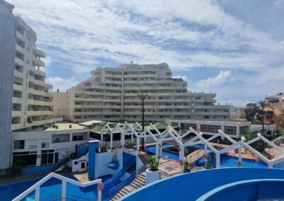 Vista de piscina principal arriba de Benal Beach Hub